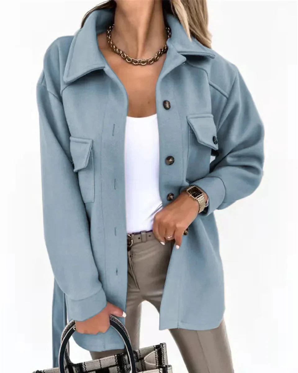 "Stilvolle Damenjacke, elegant und bequem, mit perfekter Passform und praktischen Taschen, ideal für Übergangszeiten."