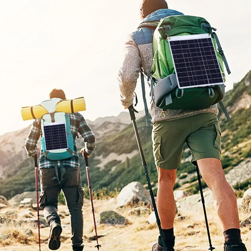 Tragbares 100W Solarpanel mit dualem USB, wetterfest, für Outdoor-Abenteuer, einfach zu montieren an Rucksack oder Zelt.