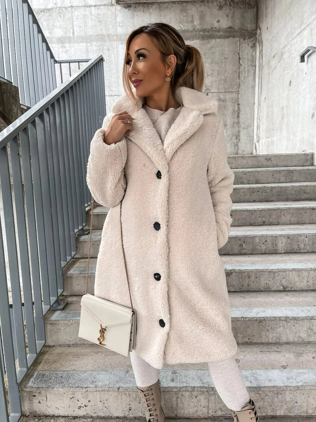 "Weicher Plüsch-Trenchcoat in Creme, stilvoller Schnitt, perfekt für Winter, vielseitig für Büro und Freizeit."