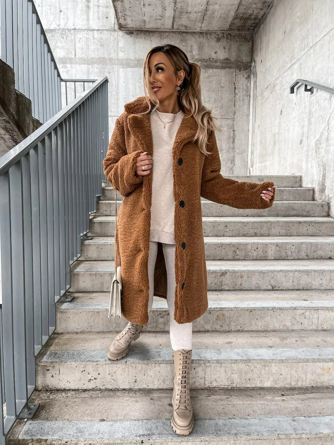"Weicher Plüsch-Trenchcoat in Creme, stilvoller Schnitt, perfekt für Winter, vielseitig für Büro und Freizeit."