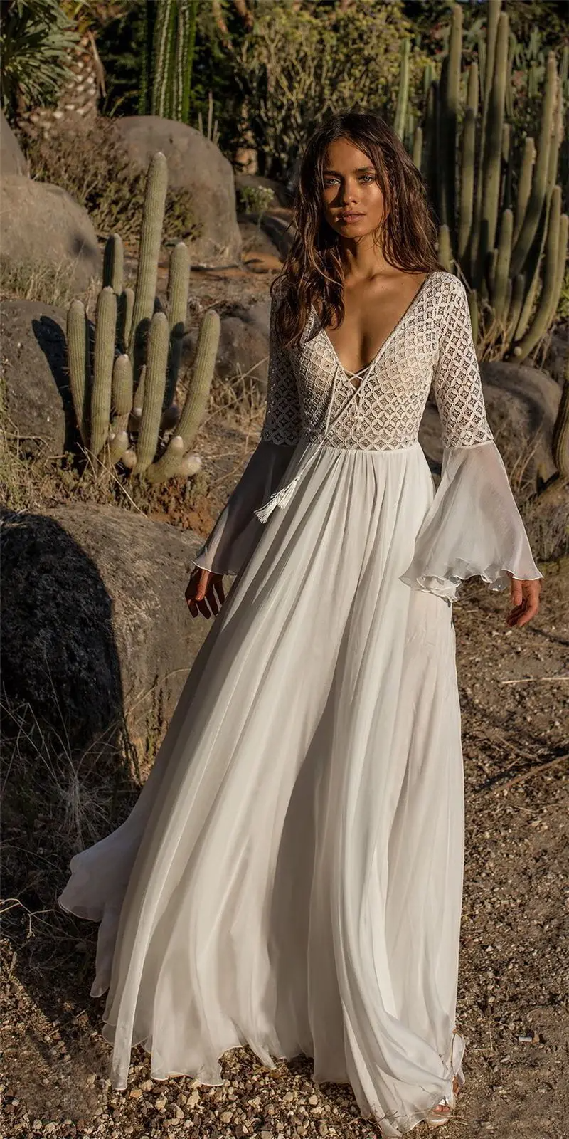 Weißes Boho Maxi Kleid mit Spitzendetails, lockerer Schnitt, eleganter Sommerstil, perfekt für Strand und Abend.
