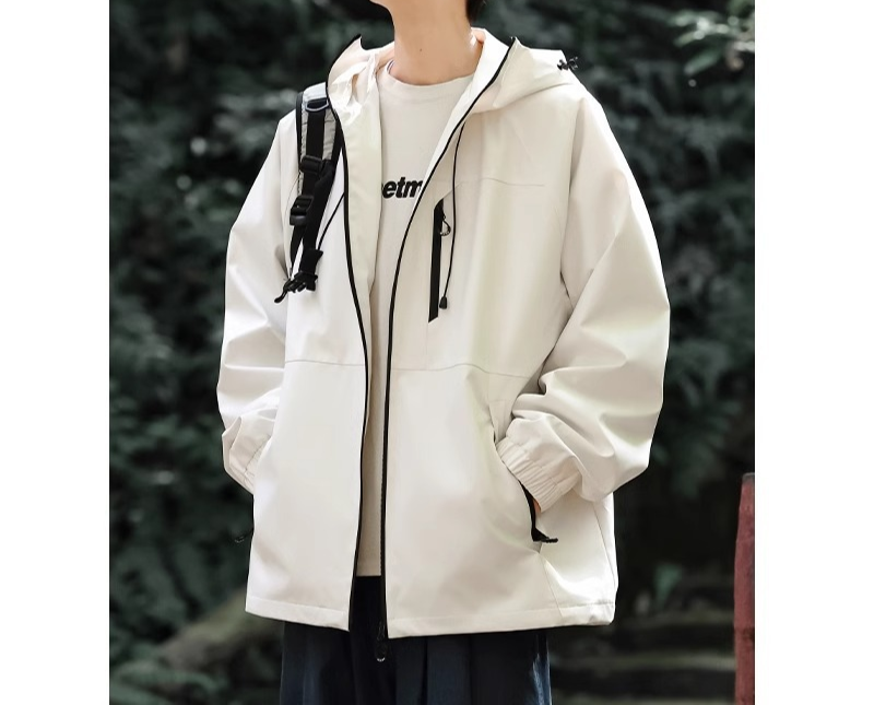 "Winddichte Damen-Regenjacke mit Kapuze in Hellblau, stilvoll und funktional, Seitenansicht für moderne Outdoor-Abenteuer."