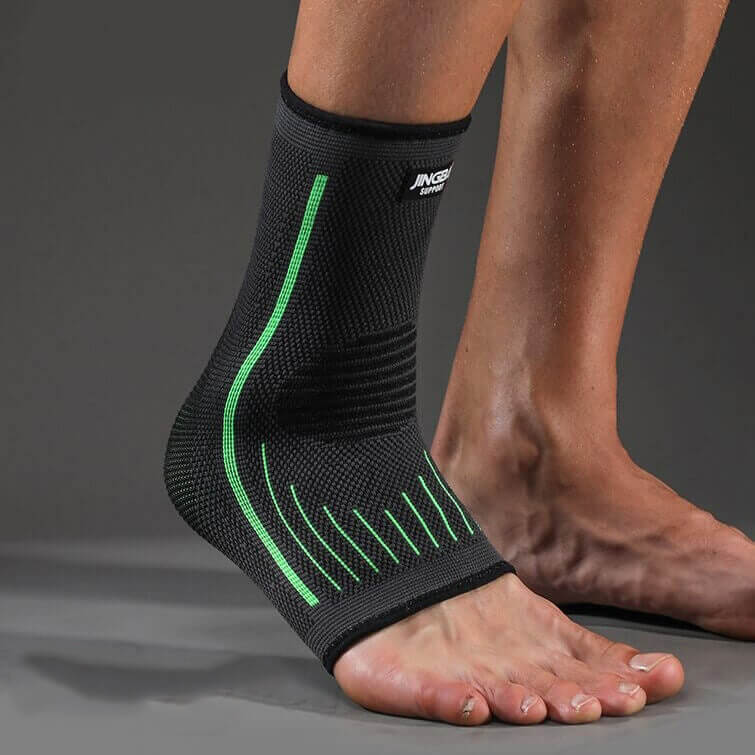 "3-D Profi Sprunggelenkbandage, elastische Stütze in Grau, zeigt atmungsaktives Material und 3-D Passform für Sport."