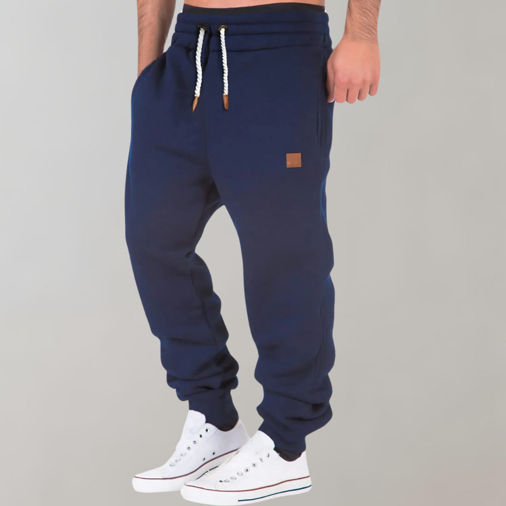 Bequeme Herren Jogginghose in Schwarz, elastisches Material, sportlich modernes Design, perfekt für Freizeit und Training.