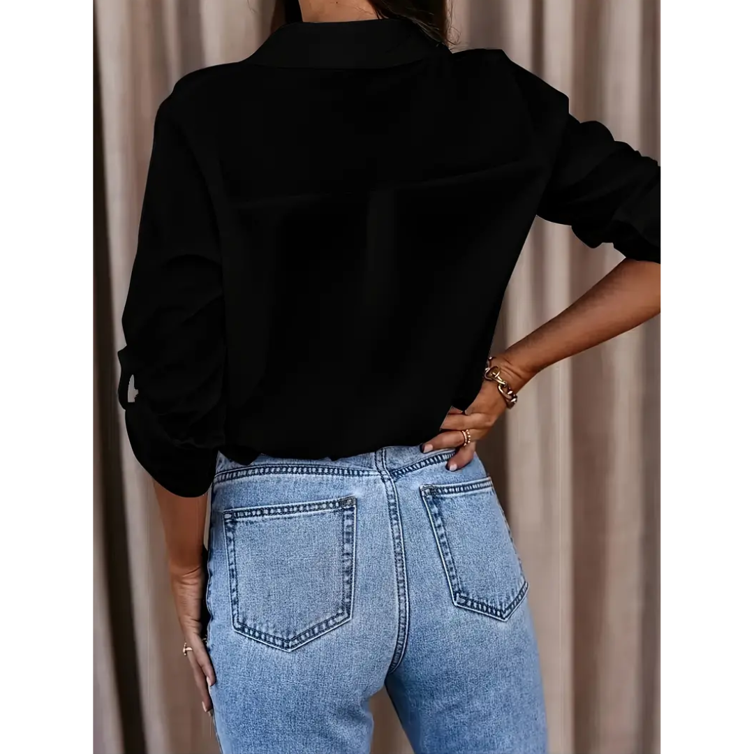 "Damen Langarm Bluse aus leichtem Stoff, seitliche Ansicht, elegante Passform, ideal für Büro und Freizeit, vielseitig tragba