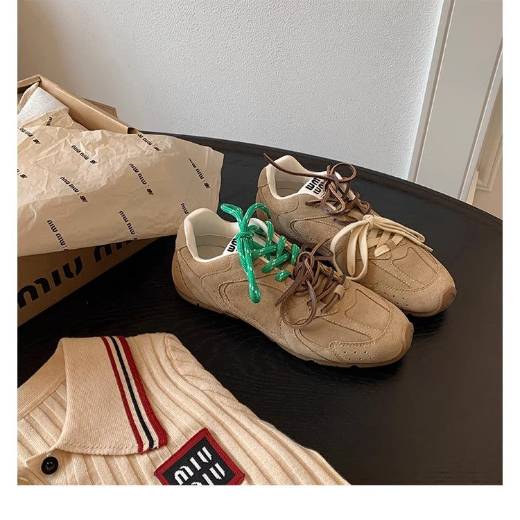 "Damen Retro-Sneaker aus Wildleder, bunte Schnürsenkel, rutschfeste Sohle, ideal für urbanen Stil, Premium Qualität"
