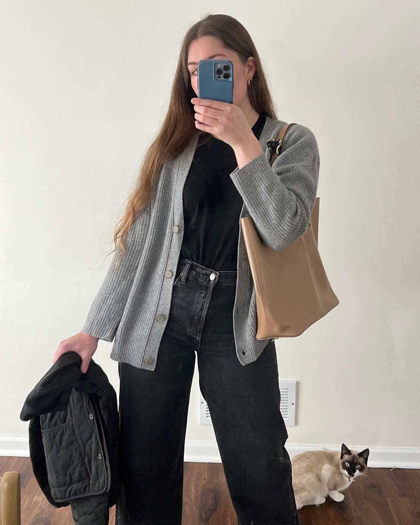 "Damen Strickjacke aus weichem Stoff in Schwarz, elegant mit Knopfleiste, ideal für Alltag und besondere Anlässe."