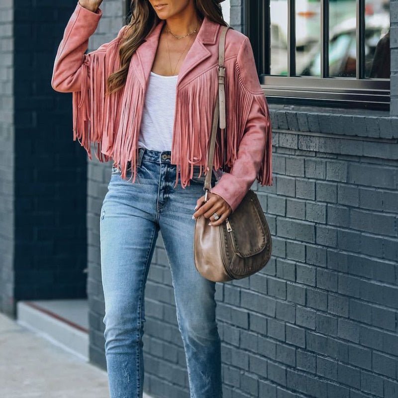 "Damenjacke aus weichem Wildleder mit Fransen und Reverskragen, vielseitig für elegante und lässige Anlässe tragbar."