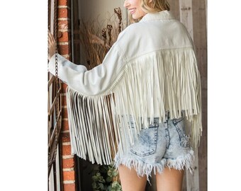 "Damenjacke aus weichem Wildleder mit Fransen und Reverskragen, vielseitig für elegante und lässige Anlässe tragbar."