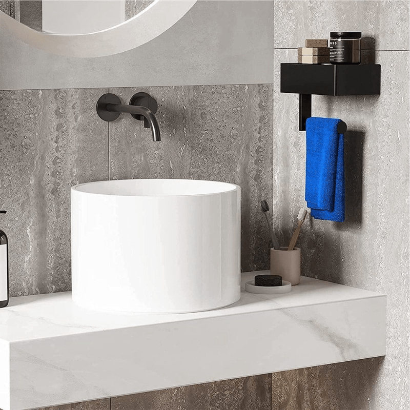 "Edelstahl Toilettenpapierhalter mit wasserdichtem Fach, Detailansicht. Elegantes und funktionales Design für Ihr Bad."