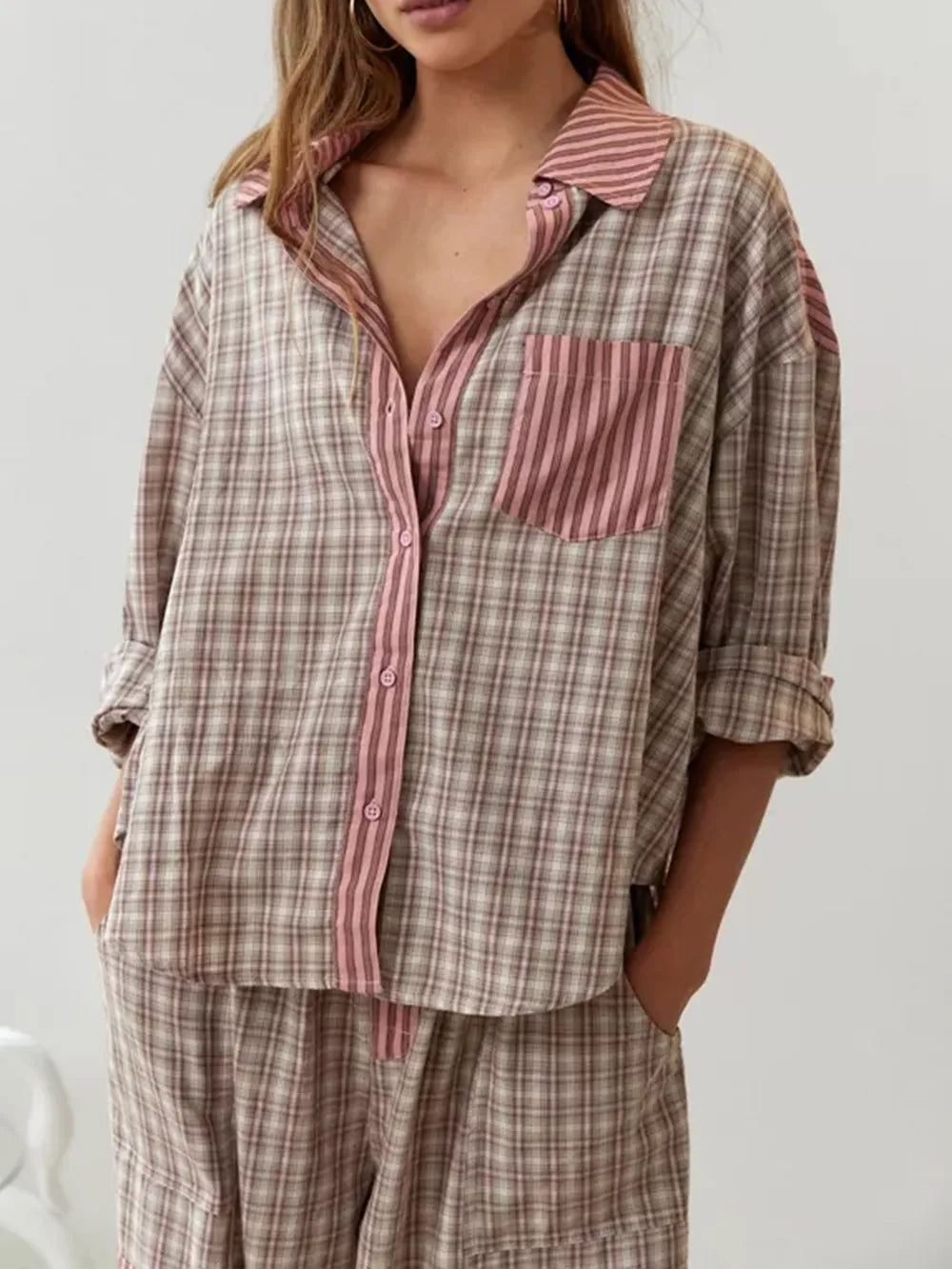 "Eine Frau trägt ein 2-teiliges Vintage Pyjama-Set mit kariertem Muster, perfekt für gemütliche Abende zu Hause."