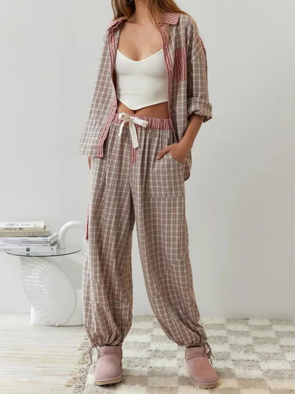 "Eine Frau trägt ein 2-teiliges Vintage Pyjama-Set mit kariertem Muster, perfekt für gemütliche Abende zu Hause."
