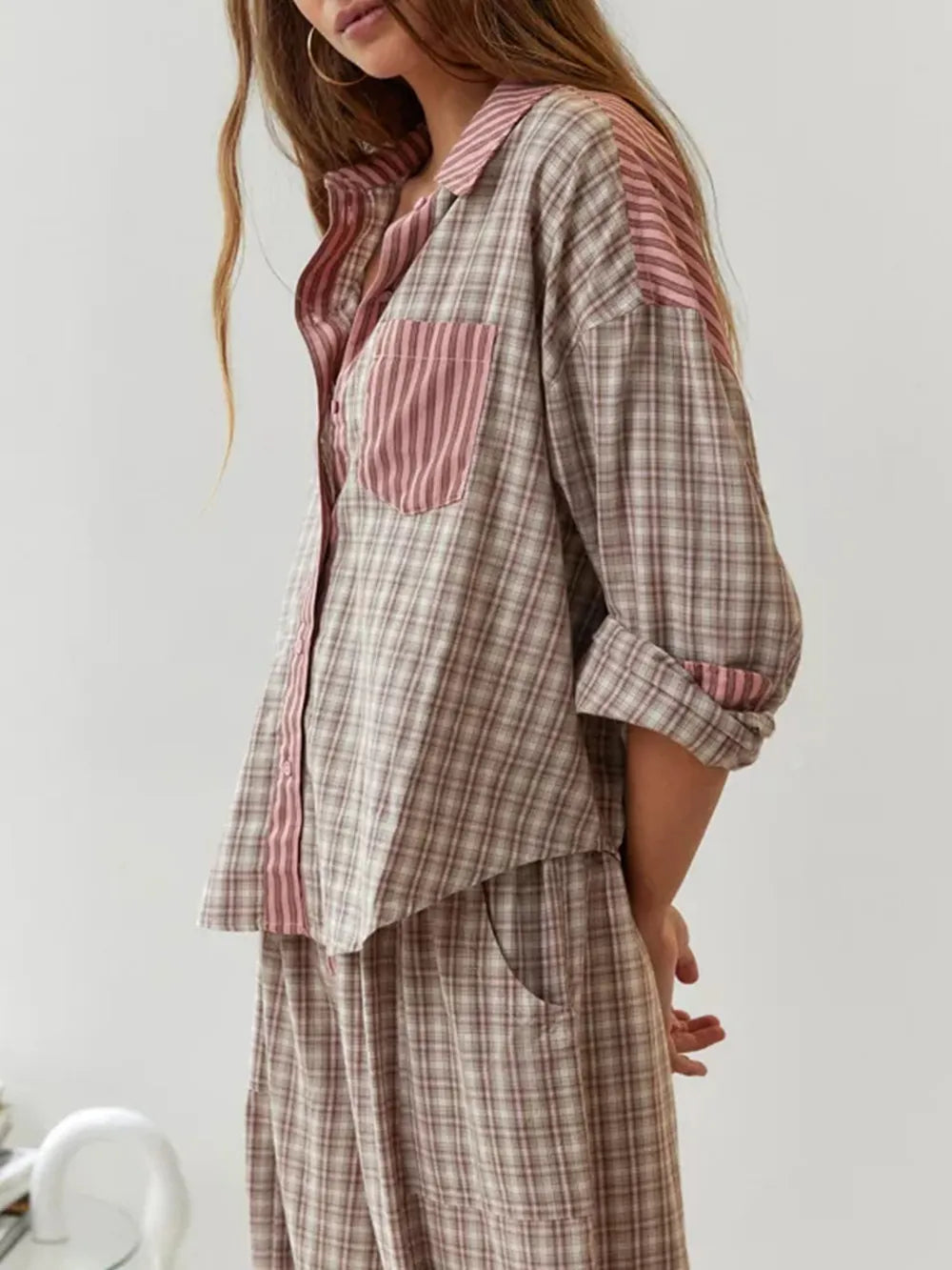 "Eine Frau trägt ein 2-teiliges Vintage Pyjama-Set mit kariertem Muster, perfekt für gemütliche Abende zu Hause."