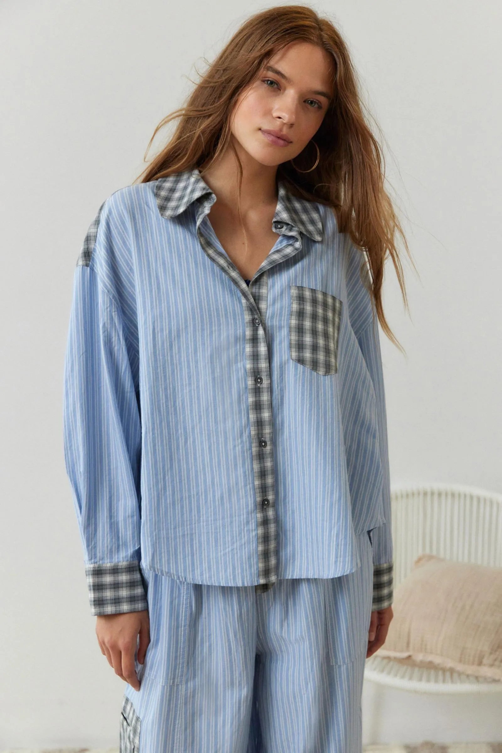 "Eine Frau trägt ein 2-teiliges Vintage Pyjama-Set mit kariertem Muster, perfekt für gemütliche Abende zu Hause."