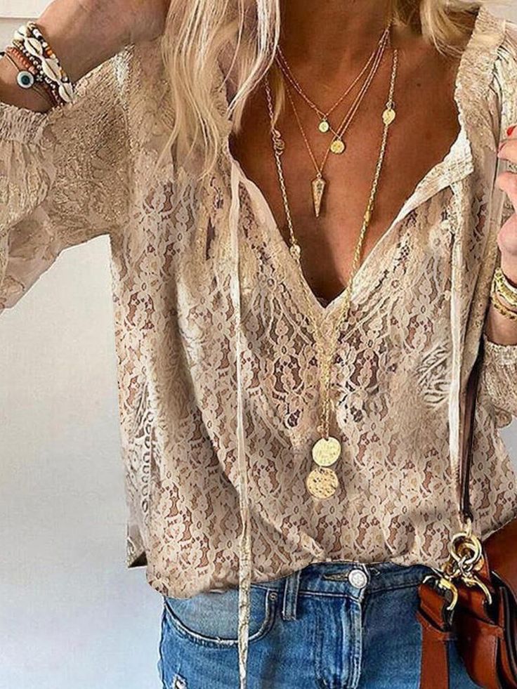 Elegante Boho-Damenbluse mit gespaltenem Ausschnitt, luftigem Stoff, lässigem Schnitt ideal für vielseitige Freizeitlooks.