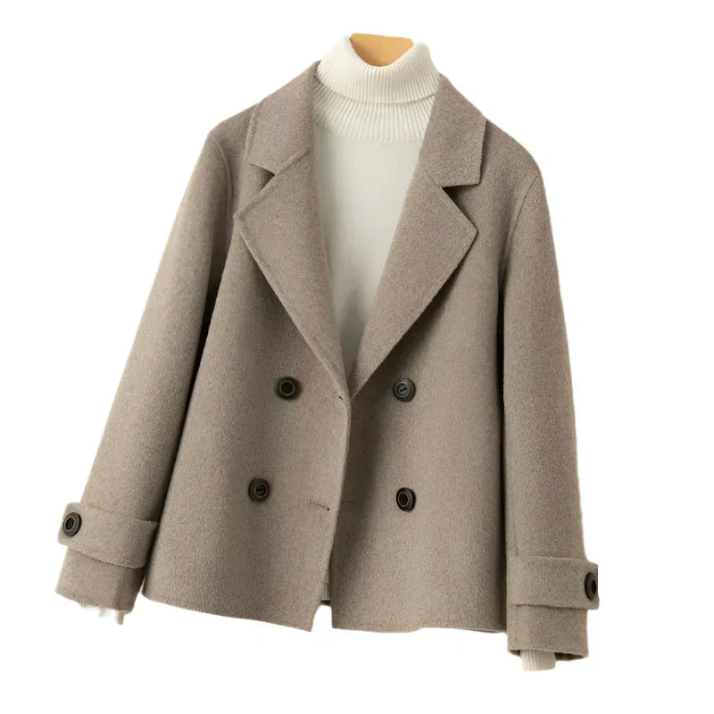 "Elegante Damenjacke aus luxuriösem Stoff in stilvoller, taillierter Passform, ideal für vielseitige Outfits."