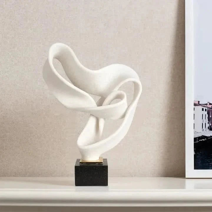 Elegante Kunstharz-Skulptur mit fließenden Linien, verleiht Räume zeitlose künstlerische Eleganz. Perfekte Wohn- und Gartende