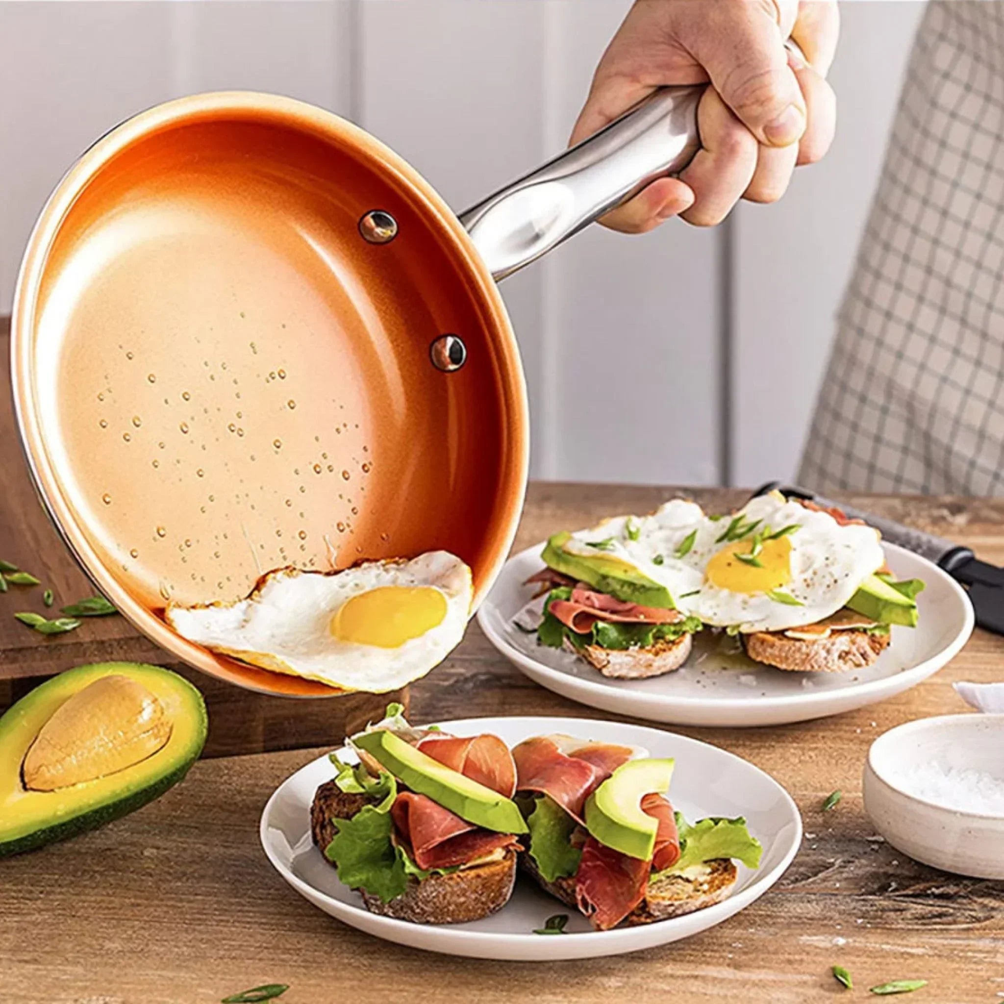 "Elegante KupferPfanne Deluxe mit glänzender Optik, Edelstahlgriff und optimaler Wärmeverteilung, ideal für Gourmet-Küche."