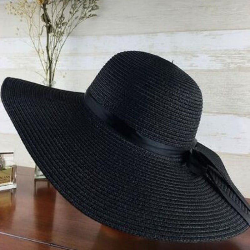 "Eleganter Damenhut mit breiter Krempe, vielseitig und schick für sommerliche Anlässe."