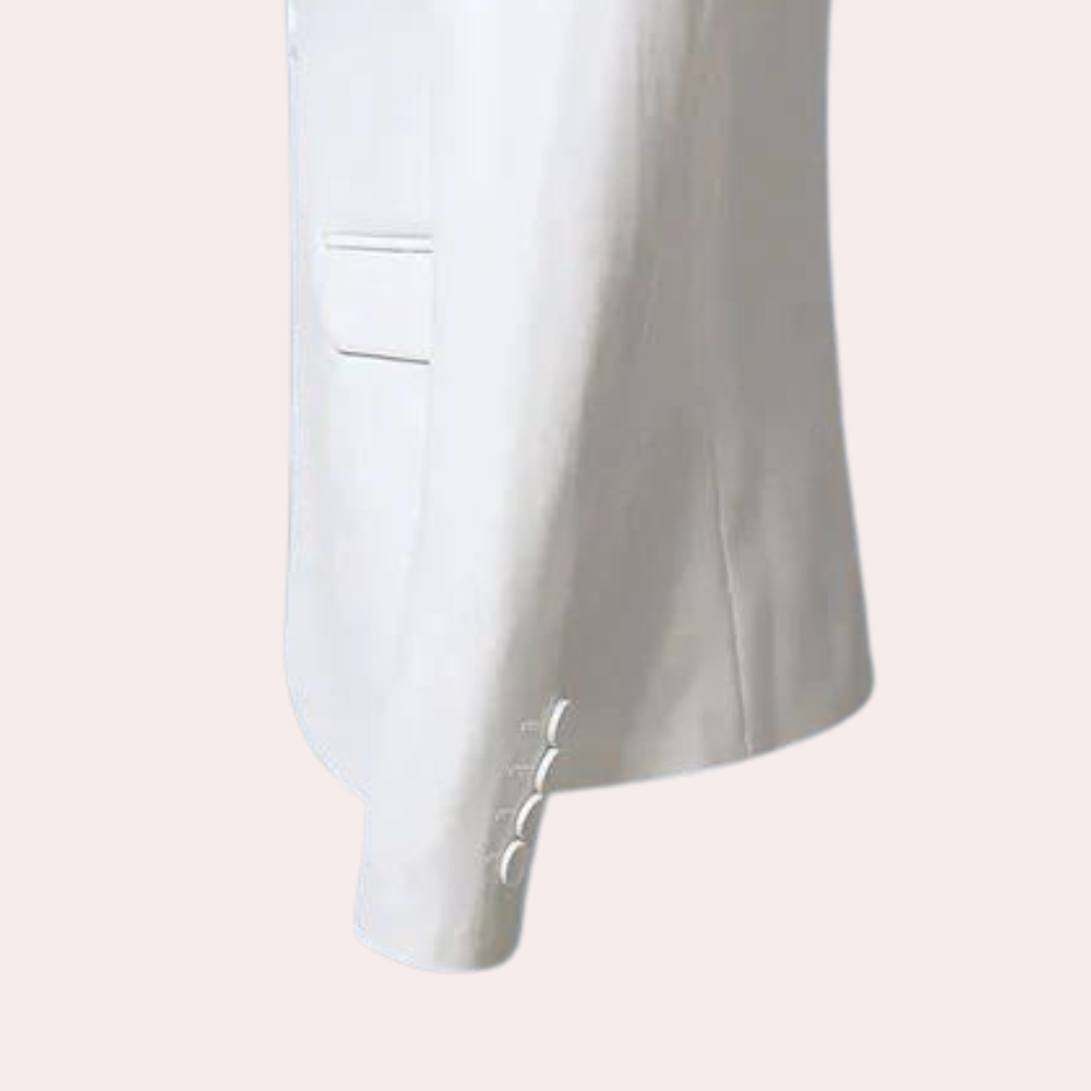 Eleganter Herrenblazer, schlanker Schnitt, Vorderansicht, zeitloses Design, vielseitig für Büro und formelle Anlässe.