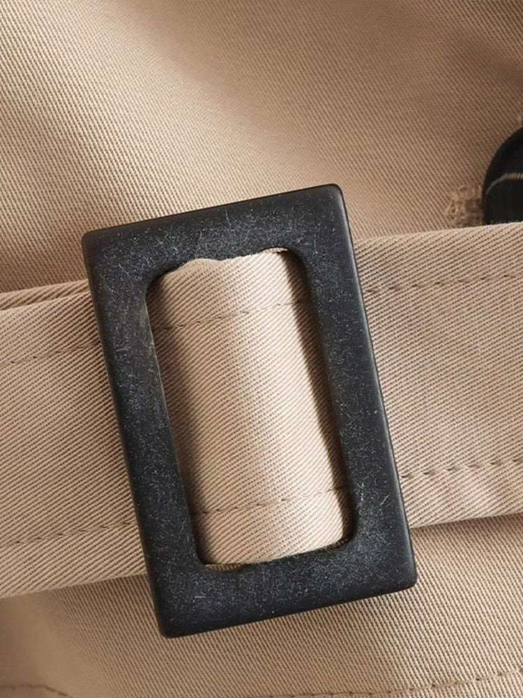 "Eleganter beiger Damen-Trenchcoat, Frontansicht, kurz geschnitten, mit klassischem Kragen und zweireihigem Design."