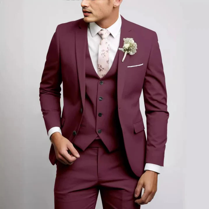 "Eleganter schlanker Herren-Hochzeitsanzug, Dreiteiler mit Zweiknopf-Jacke, Weste und Hose für formelle Anlässe."