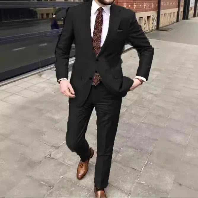 "Eleganter zweiteiliger Herrenanzug in klassischem Schnitt, ideal für Hochzeiten und formelle Anlässe, in Dunkelgrün."