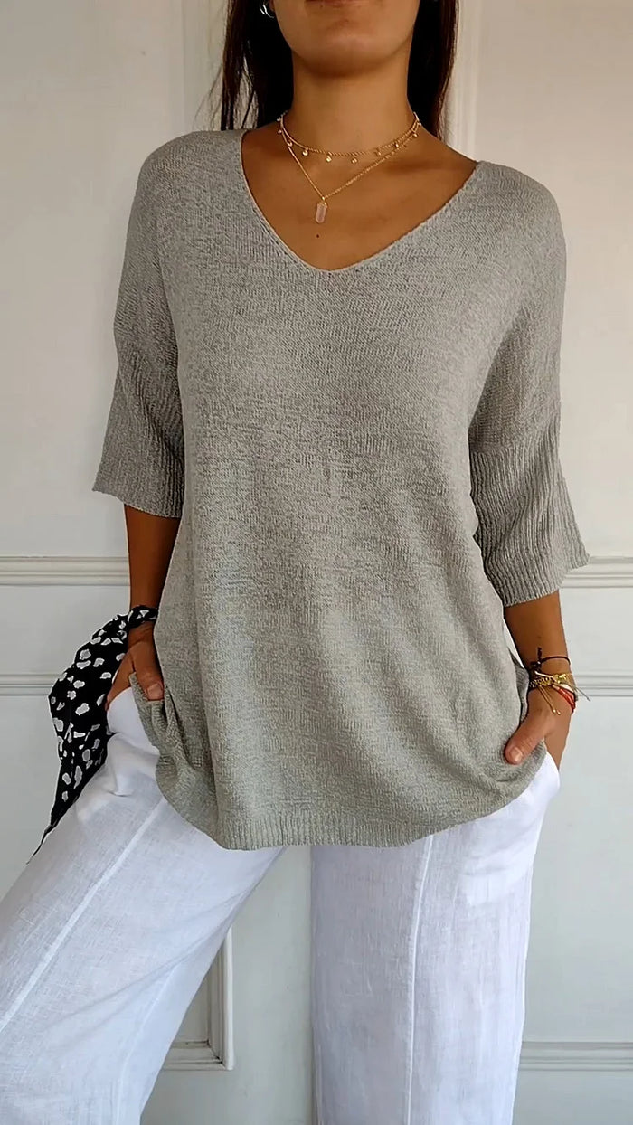 "Elegantes Damen Stricktop mit V-Ausschnitt und 3/4 Ärmeln, stilvoll, vielseitig kombinierbar, ideal für modische Outfits."