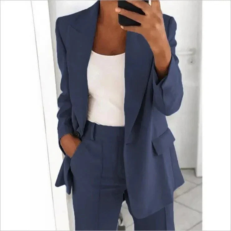 "Elegantes Damen-Arbeitsset mit stilvollem Oberteil und passender Hose, ideal für Büro und formelle Anlässe."