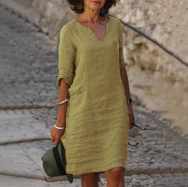 "Elegantes Damenkleid mit V-Ausschnitt, 3/4-Ärmeln und Minilänge in verschiedenen Farben."