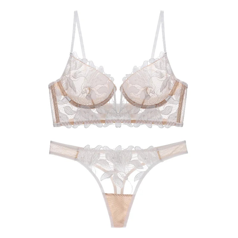 Elegantes Lingerie-Set aus zarter Spitze mit Blumenmuster, sinnlich und bequem, perfekt für Alltag und besondere Anlässe.
