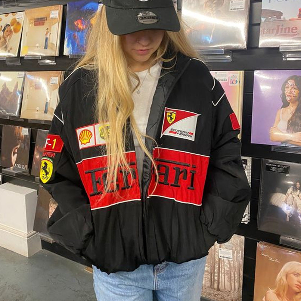 F1 Racing Damen Bomberjacke mit langem Arm und Print, modischer Look, Frontansicht, vielseitig und komfortabel.