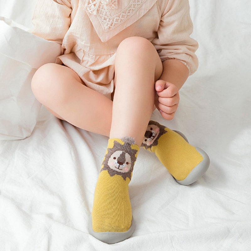 "Gelbe Fuchs-Babyschuhe mit rutschfester Sohle, ergonomischem Design und atmungsaktiven Materialien, ideal für kleine Abenteu