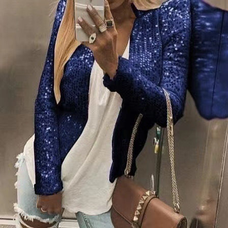 Glitzernde Damen Strickjacke, Vorderansicht in Champagner, elegantes Glitzerdesign, vielseitig für stilvolle Anlässe.