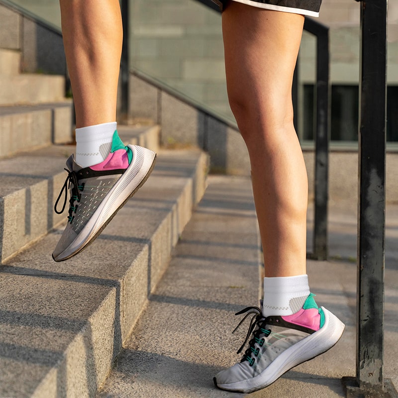 "Graue Kompressionssocken, knöchelhoch, mit atmungsaktivem Material und orthopädischer Unterstützung für Komfort & Linderung"