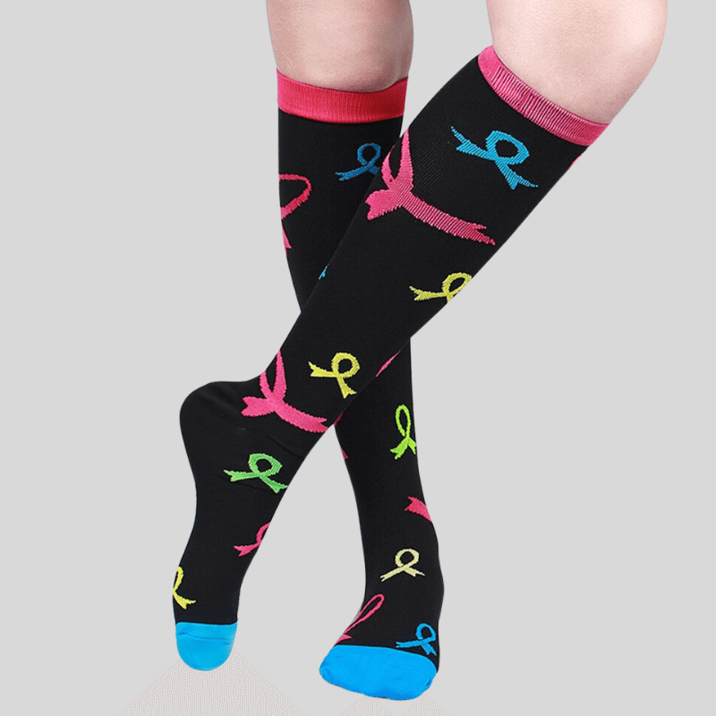 Graue Sportsocken, knielang, mit abgestufter 20-30 mmHg Kompression für bessere Durchblutung und reduzierte Muskelermüdung.