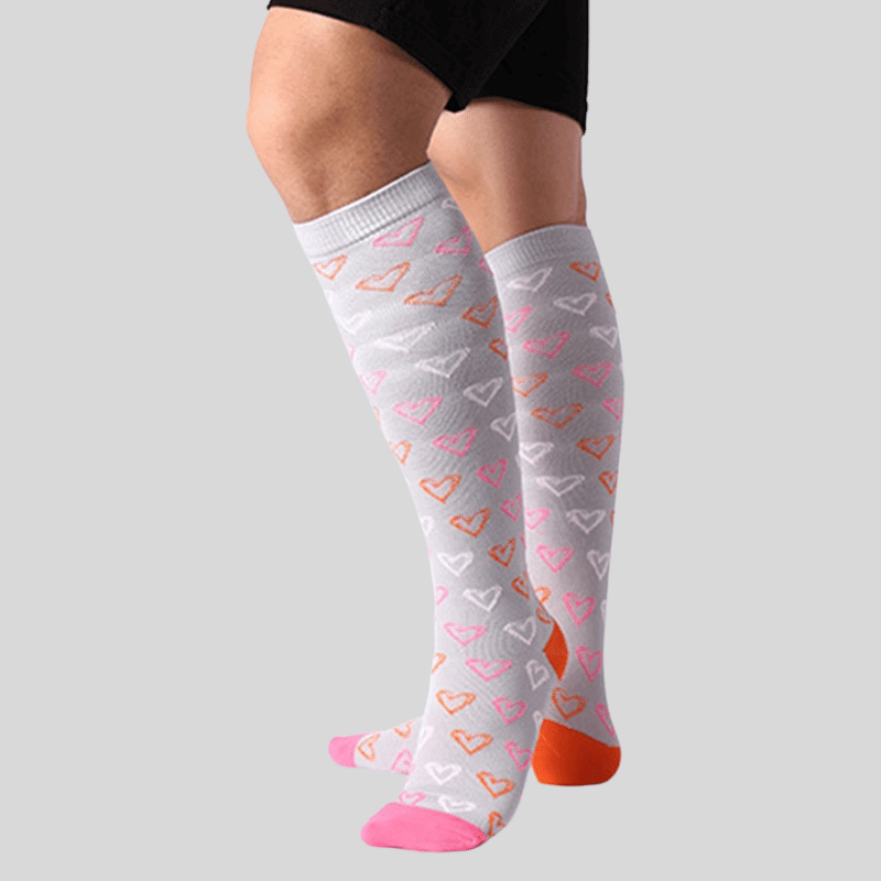 Graue Sportsocken, knielang, mit abgestufter 20-30 mmHg Kompression für bessere Durchblutung und reduzierte Muskelermüdung.