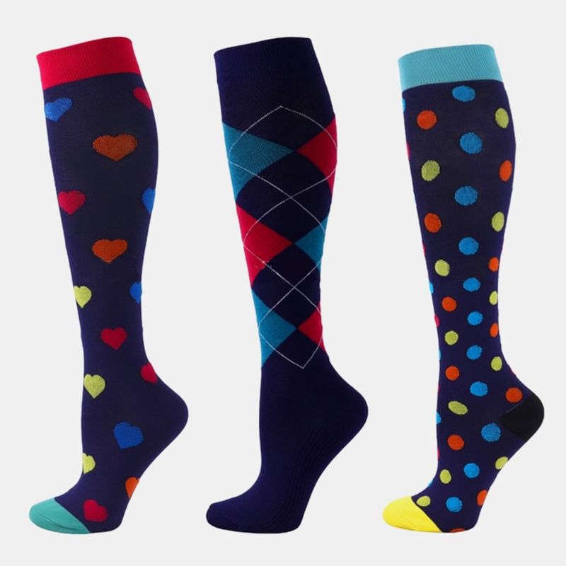 Graue Sportsocken, knielang, mit abgestufter 20-30 mmHg Kompression für bessere Durchblutung und reduzierte Muskelermüdung.