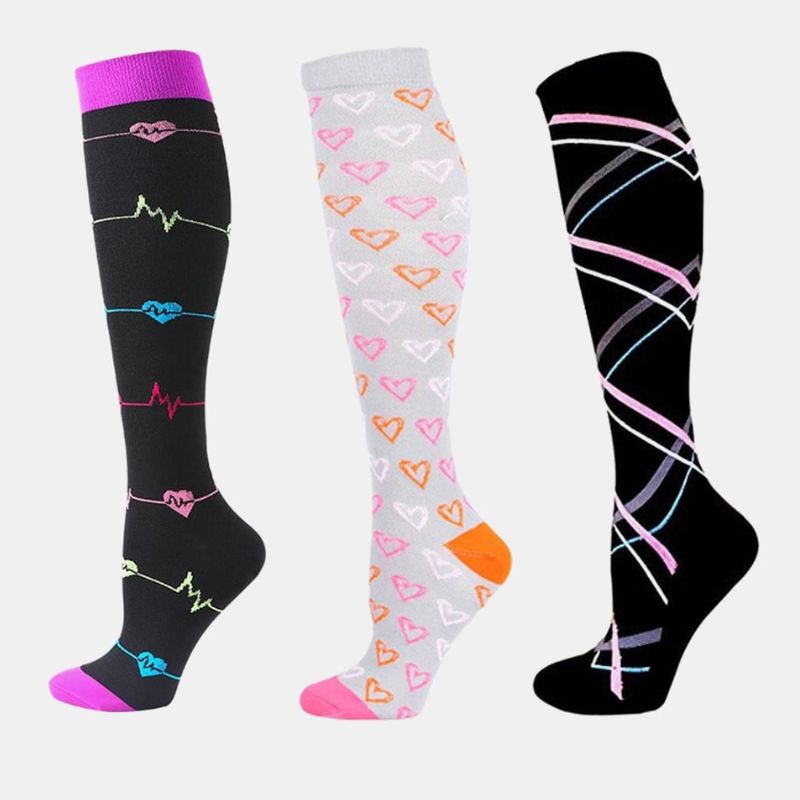 Graue Sportsocken, knielang, mit abgestufter 20-30 mmHg Kompression für bessere Durchblutung und reduzierte Muskelermüdung.