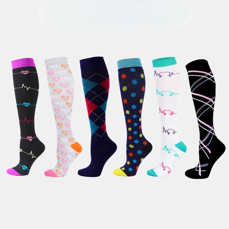 Graue Sportsocken, knielang, mit abgestufter 20-30 mmHg Kompression für bessere Durchblutung und reduzierte Muskelermüdung.