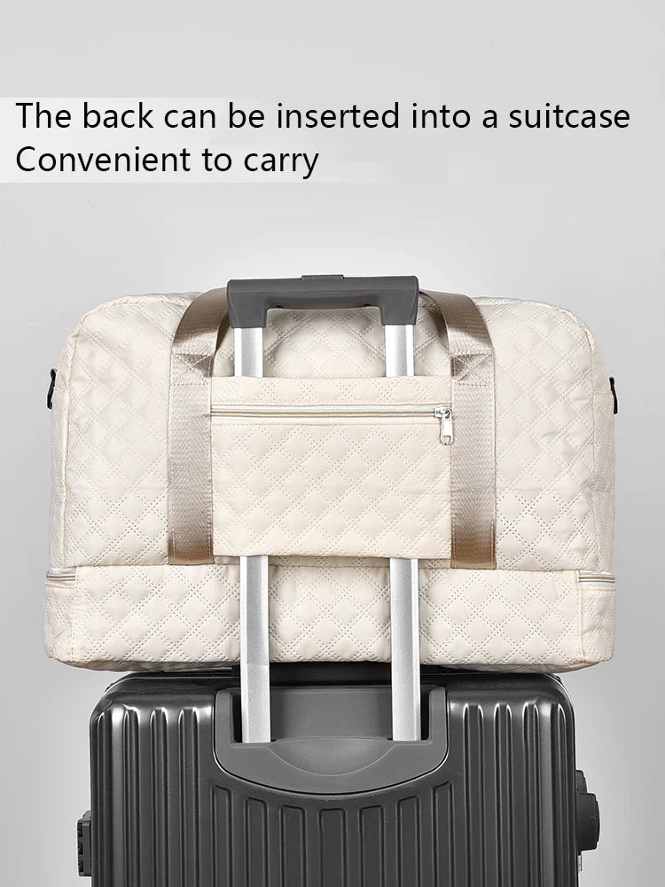 Große faltbare Reisetasche mit Rautenmuster aus wasserabweisendem Nylon, ideal für Kurztrips und geordnetes Packen.