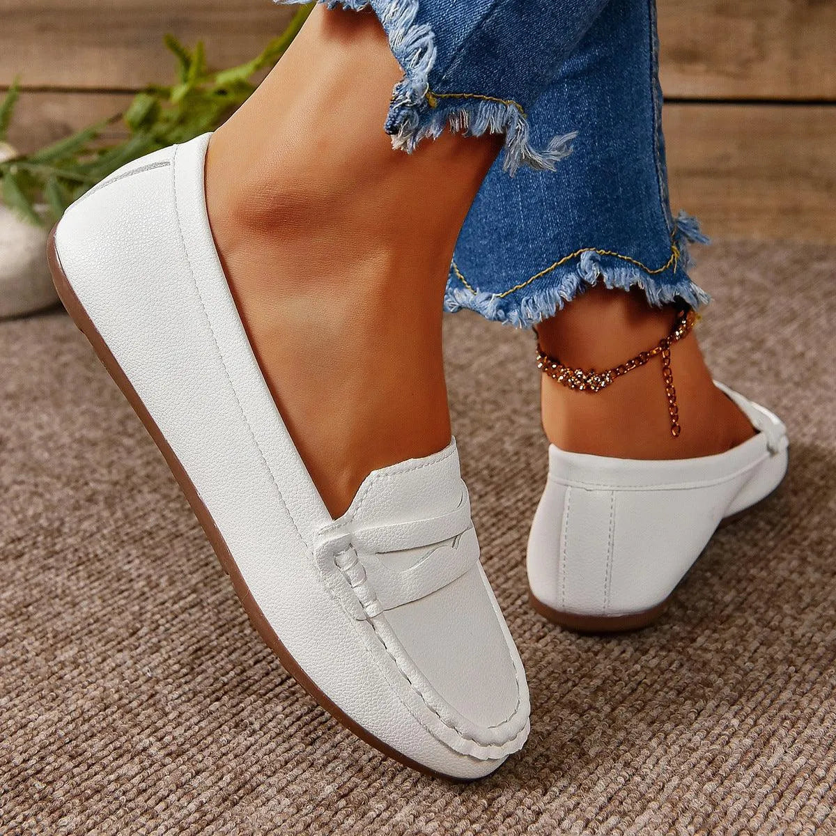 Bilde som viser de stilige mokasinene fra siden, foran og bak.