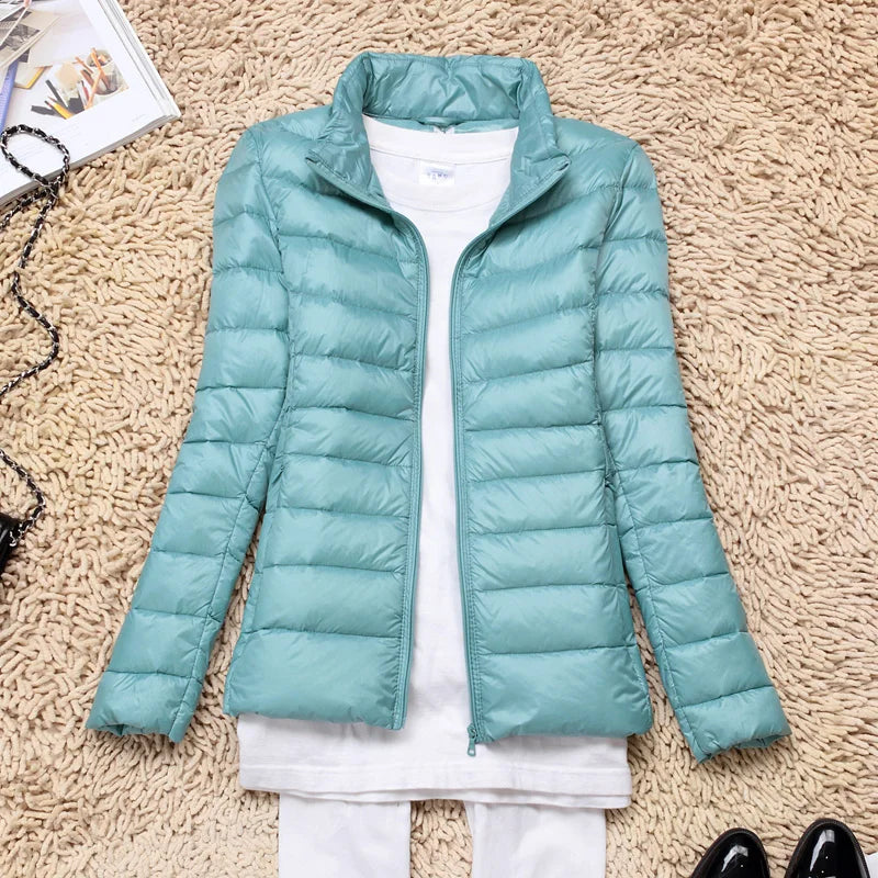 "Herren ultraleichte Daunenjacke Vorderansicht: zeitloser Stil, mit Kapuze und elastischen Ärmelabschlüssen, wasserabweisend.