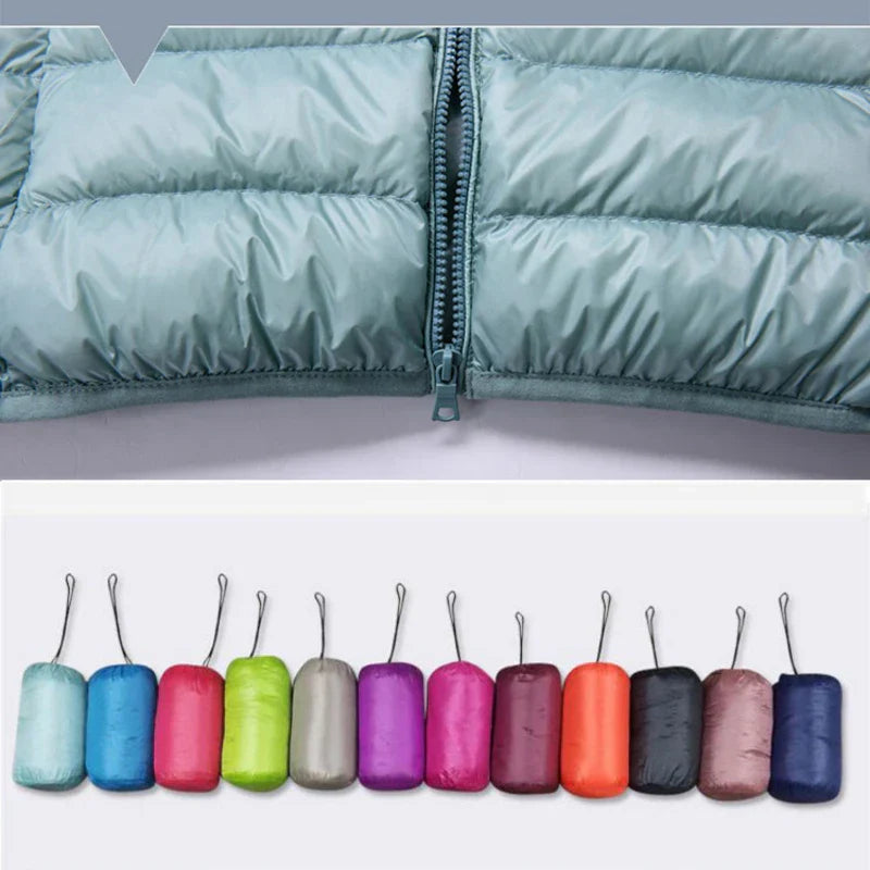 "Herren ultraleichte Daunenjacke Vorderansicht: zeitloser Stil, mit Kapuze und elastischen Ärmelabschlüssen, wasserabweisend.