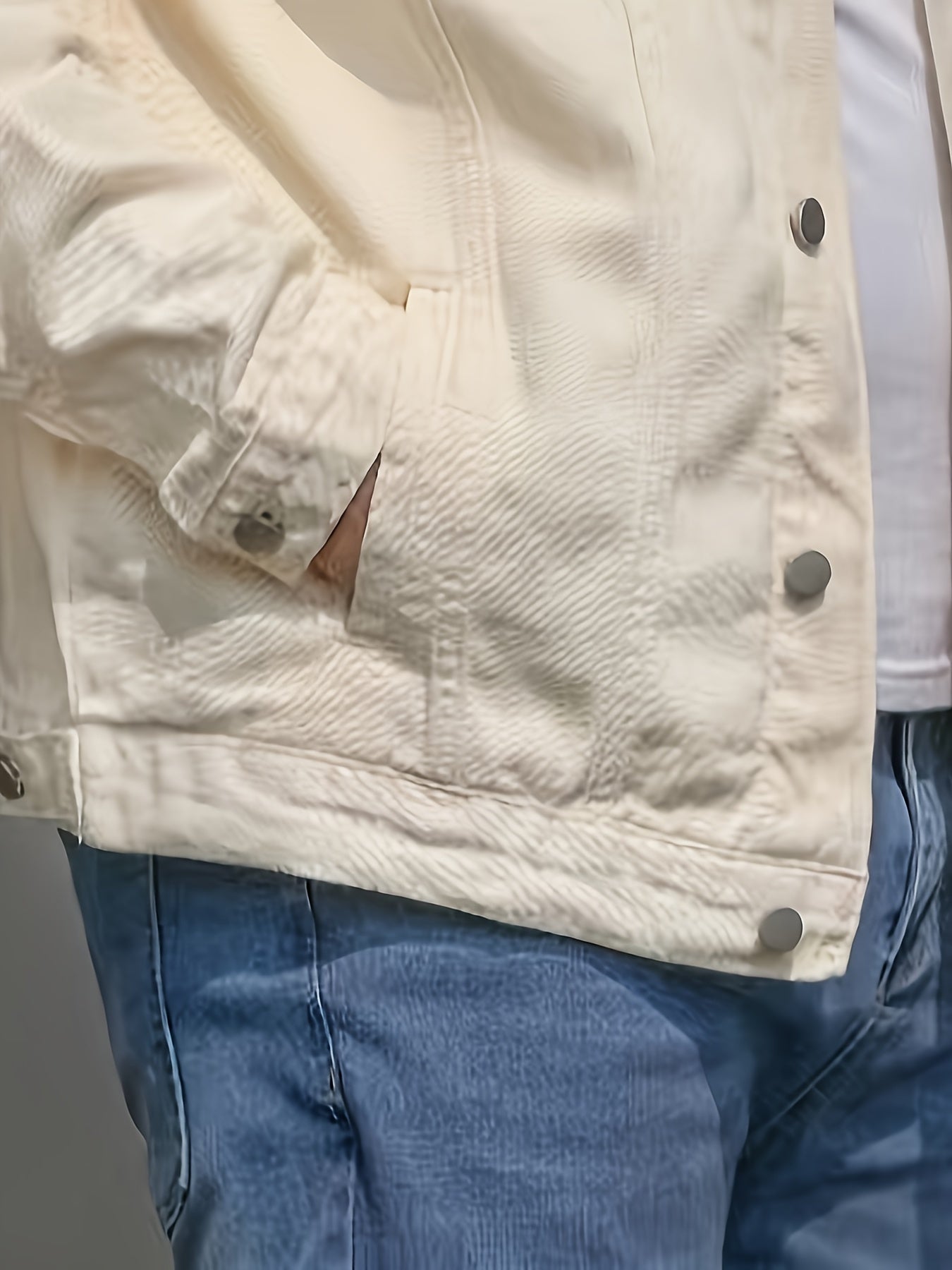 "Herrenjacke aus Baumwolle im Denim-Stil, vielseitig und bequem, ideal für lässige Anlässe."