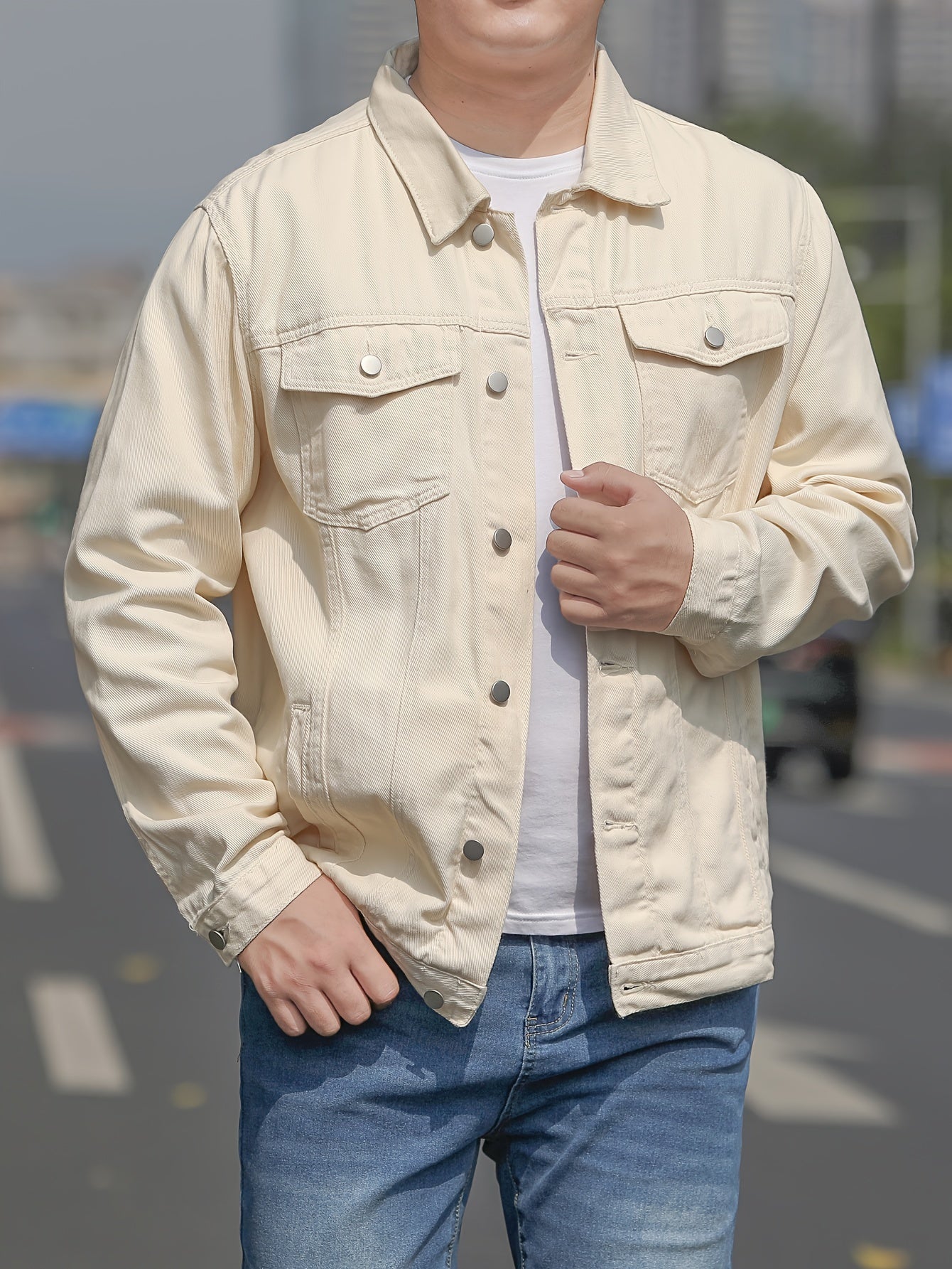 "Herrenjacke aus Baumwolle im Denim-Stil, vielseitig und bequem, ideal für lässige Anlässe."