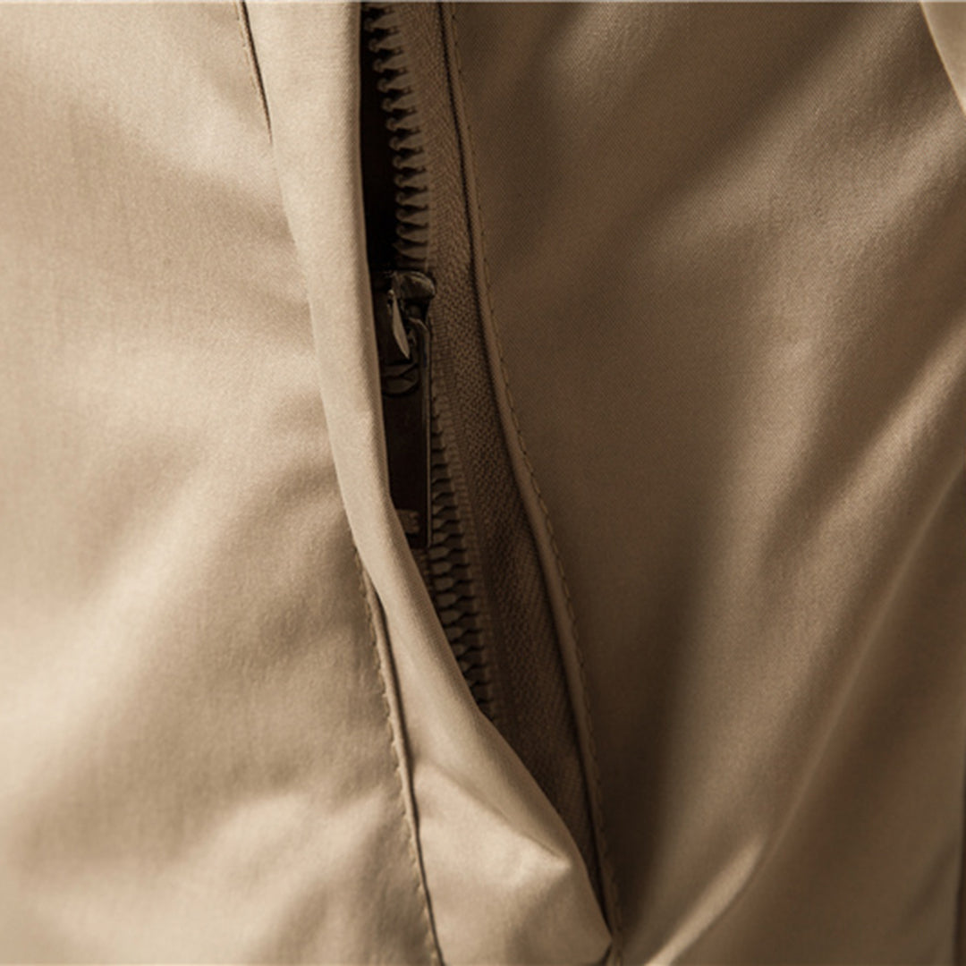 Herrenslimfit Bomberjacke mit Reißverschluss, Stehkragen in Armeegrün. Stilvoller urbaner Look, ideal für kühle Tage.