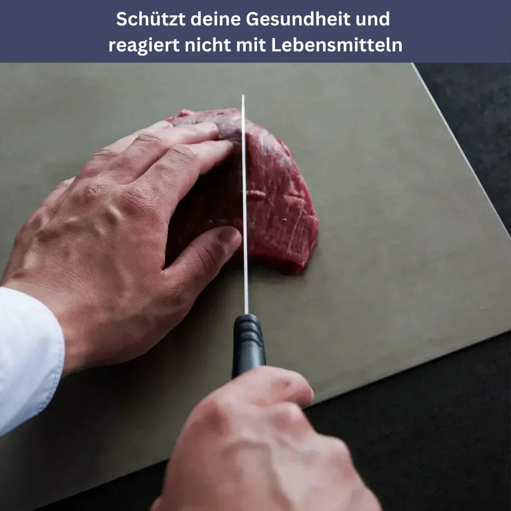 Hochwertiges Titan-Edelstahl Schneidebrett, robust, elegant, glatte Oberfläche, optimale Küchenhygiene und Funktionalität.