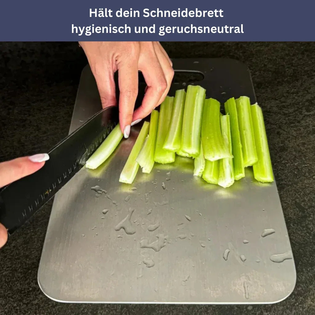 Hochwertiges Titan-Edelstahl Schneidebrett, robust, elegant, glatte Oberfläche, optimale Küchenhygiene und Funktionalität.