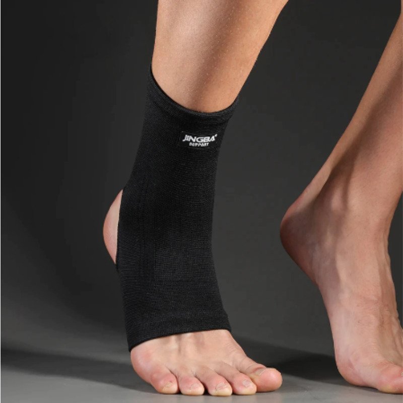 Knöchel-Kompressionsstütze in Schwarz mit elastischem Material, ideal für Sport und Alltag, bietet Stabilität und Komfort.